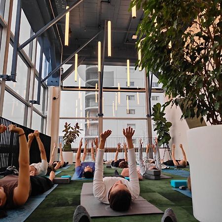 Lylo Auckland Hotel Eksteriør bilde A yoga class at the Googleplex