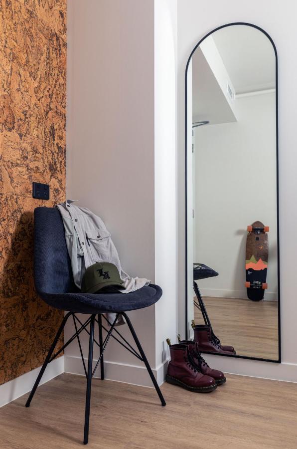Lylo Auckland Hotel Eksteriør bilde A long mirror