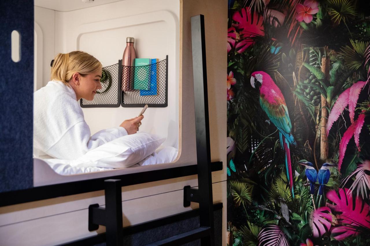Lylo Auckland Hotel Eksteriør bilde A woman using a mobile phone in a hotel room