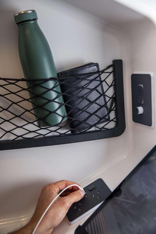 Lylo Auckland Hotel Eksteriør bilde A wallet and a mobile phone in a train pocket