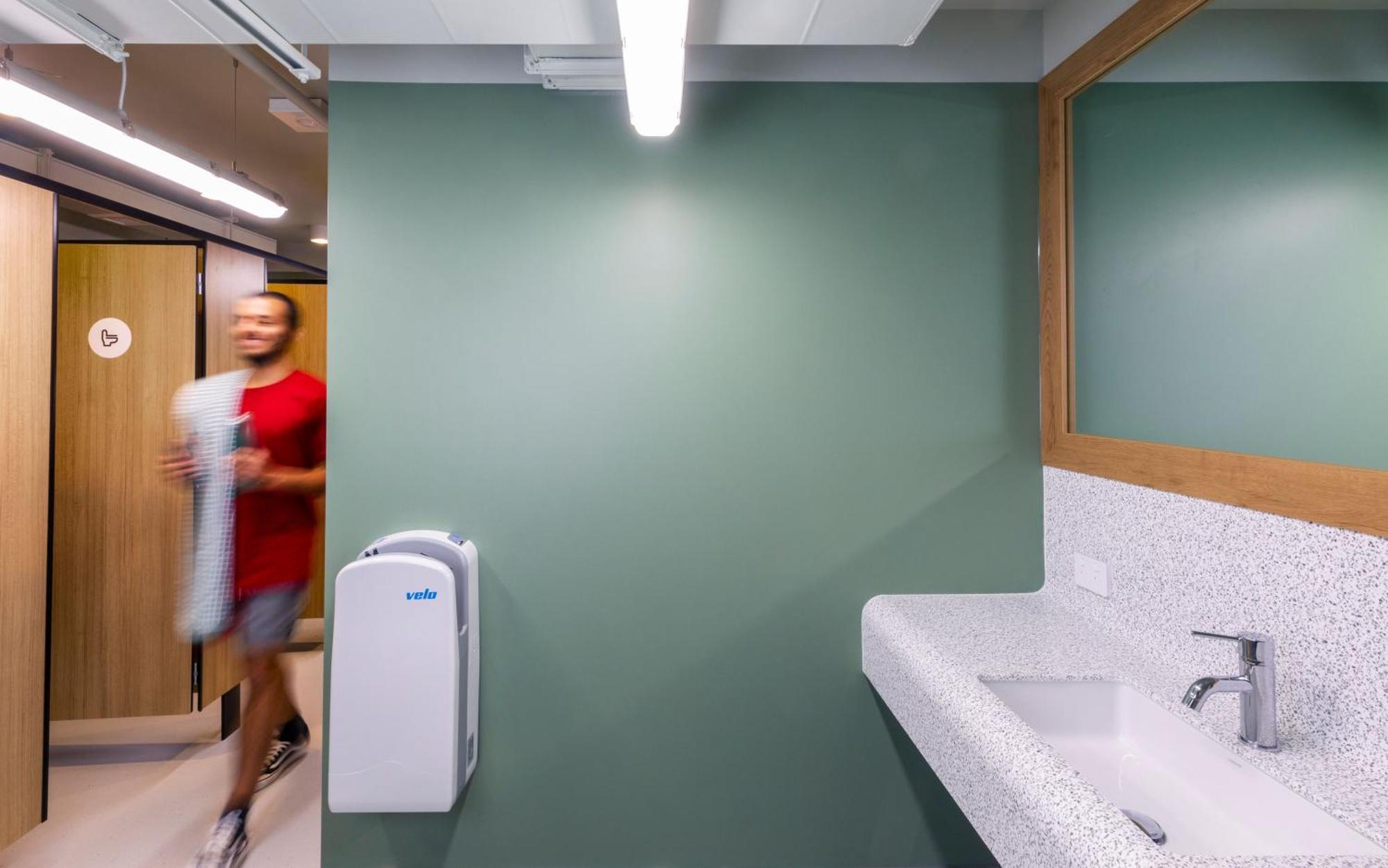 Lylo Auckland Hotel Rom bilde A hand dryer in a public restroom