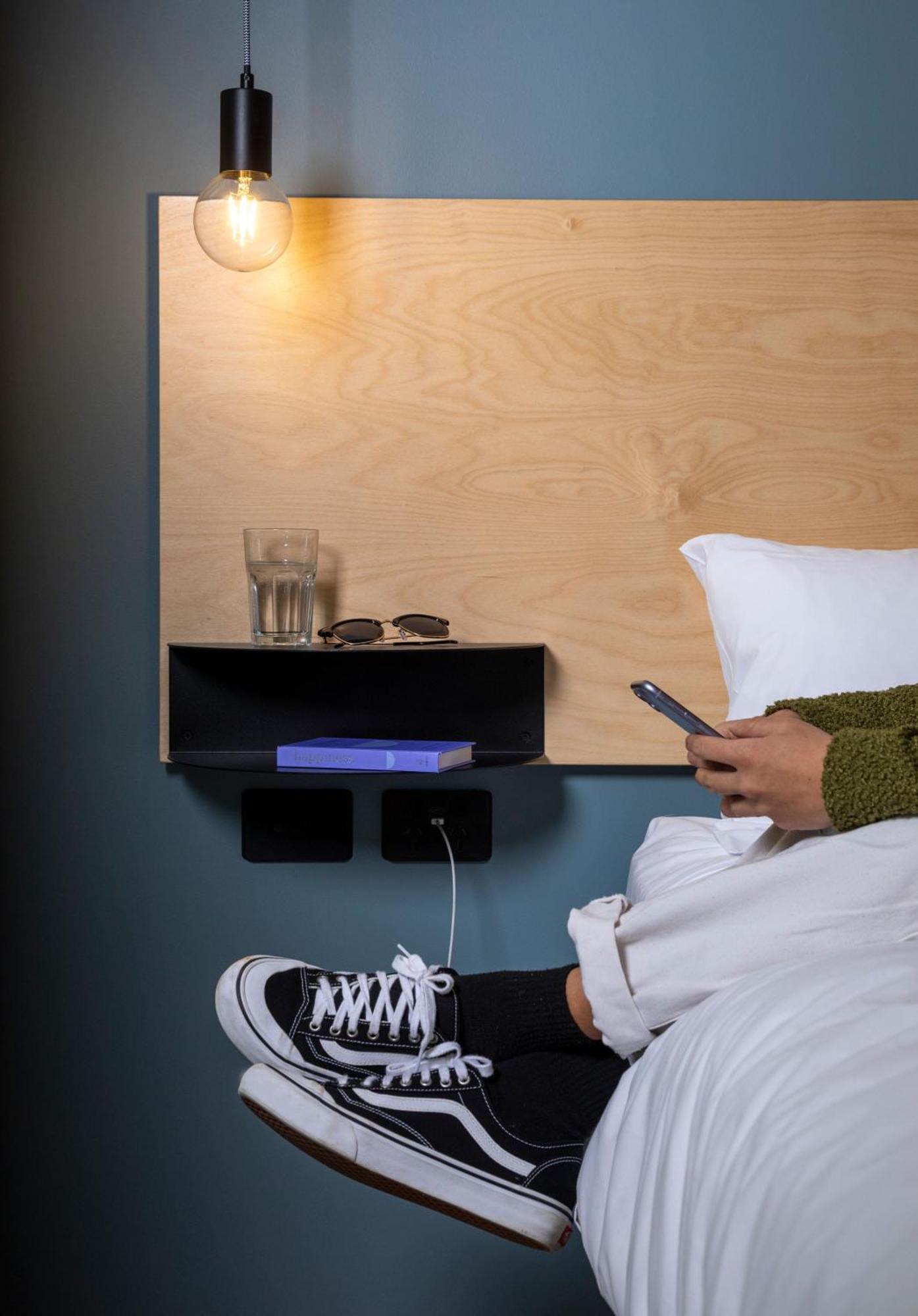 Lylo Auckland Hotel Rom bilde A phone being used in bed